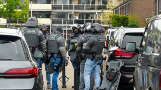 Politie doet twee invallen in woningen Enschede, man (51) aangehouden