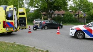 Auto en fietsster botsen in Enschede, meisje gewond