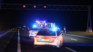 Brandweer bevrijdt bestuurder uit auto na aanrijding op de A1 bij Rijssen