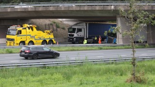 Vrachtwagen vast in de berm op de A1 bij Borne
