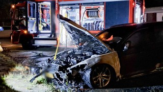 Geparkeerde auto verwoest door brand in Glanerbrug, politie doet onderzoek