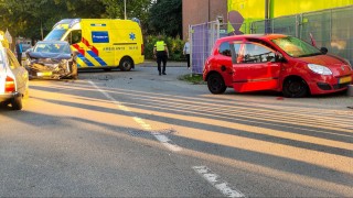 Auto tegen hekwerk bij aanrijding in Enschede