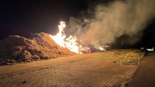 Berg met bermgras in brand in Vriezenveen