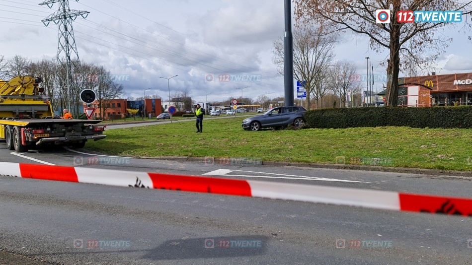 Automobilist rijdt in op twee personen in Almelo, beiden gewond