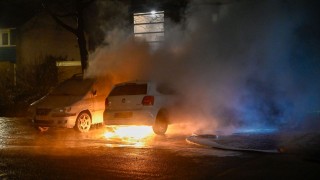 Geparkeerde auto gaat in vlammen op in Almelo