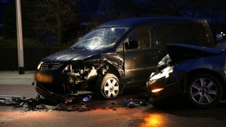 Auto en busje botsen in Daarlerveen, flinke schade