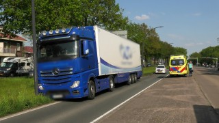 Vrachtwagen raakt van de weg op de Gronausestraat in Enschede