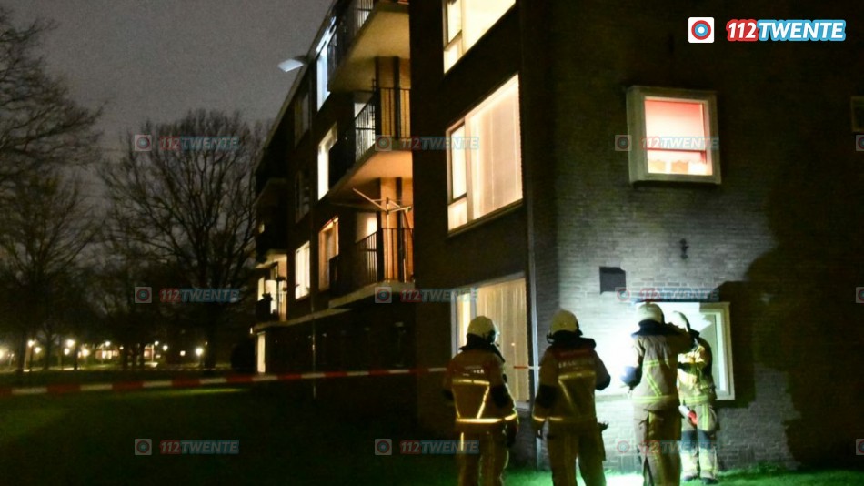 Een dakrand van een flat aan de Roelof van Schevenstraat in Enschede raakte los
