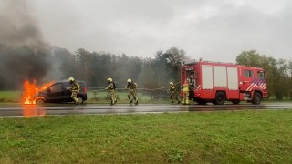 Bestelbus in brand tijdens rijden in Holten