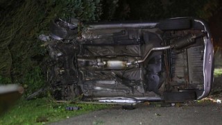 Auto belandt op zijkant na ongeval in Saasveld