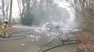 Brand in vuilniswagen in Wierden, inhoud op straat