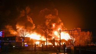 Zeer grote uitslaande brand (GRIP 1) verwoest bedrijfsverzamelgebouw in Almelo