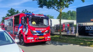 Brandweer blust industriebrand in Enschede