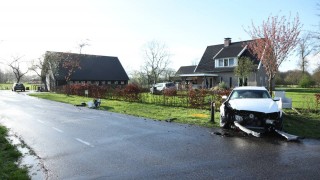 Auto komt in tuin terecht bij aanrijding in Wierden