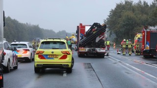 Opnieuw dodelijke aanrijding met vrachtwagen op de A1 bij De Lutte, politie doet onderzoek