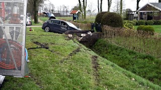 Twee auto's in de sloot na aanrijding in Vriezenveen, &eacute;&eacute;n persoon naar het ziekenhuis