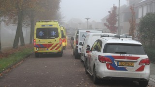 Man met spoed naar ziekenhuis na val van ladder in Wierden