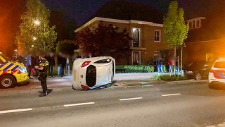 Auto op de kant bij ongeval in Hengelo