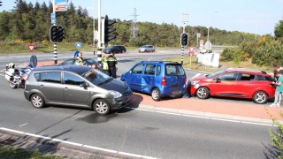 Drie auto's botsen op de N35 bij Nijverdal