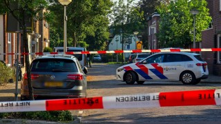 Auto doorzeefd met kogels op klaarlichte dag in Glanerbrug