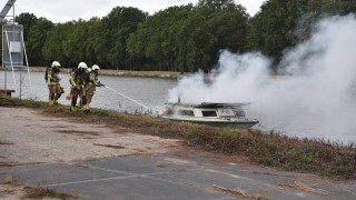 Plezierbootje gaat in vlammen op in Almelo