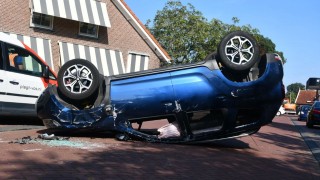 Auto slaat over de kop in Vriezenveen