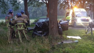 Auto botst frontaal op boom bij Boekelo, &eacute;&eacute;n persoon gewond