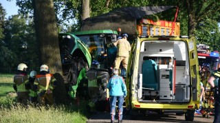 Ernstig ongeval in Vriezenveen: tractor tegen de boom, traumahelikopter opgeroepen