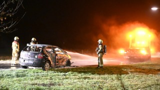 Auto vliegt op bergingsauto opnieuw in brand op de N350 bij Wierden