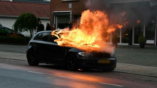 Auto vliegt in brand tijdens het rijden in Westerhaar