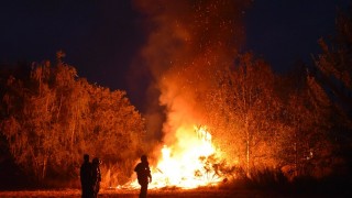 Grote stapel afvalhout in brand in buitengebied van Geesteren