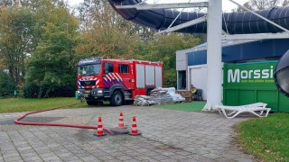 Leiding geknapt bij zwembad in Haaksbergen, brandweer pompt kelder leeg