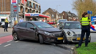 Auto's botsen op de singel in Enschede