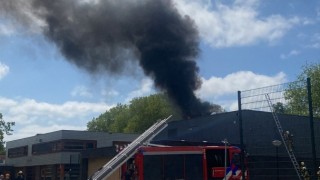 Brand op dak bij gymzaal in Enschede