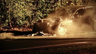 Auto verwoest door brand in Denekamp
