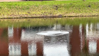 Auto raakt te water bij vijver in Vriezenveen