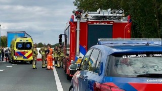 Auto komt onder trailer van vrachtwagen terecht op de A1 bij De Lutte, &eacute;&eacute;n persoon overleden