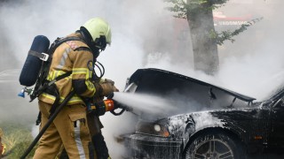 Brandweer blust autobrand in Vroomshoop