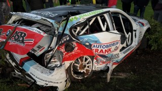 Auto botst tegen boom tijdens rally bij Haaksbergen