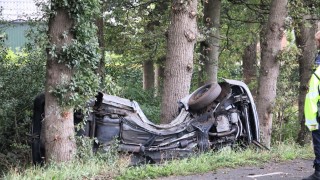 Ernstig ongeval in Albergen: auto tegen boom