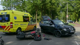 Motorrijder gewond bij aanrijding in Enschede, met spoed naar het ziekenhuis