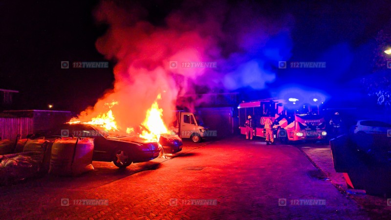 Drie geparkeerde auto's verwoest door brand in Enschede