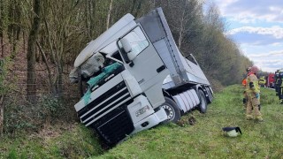 Vrachtwagen raakt van weg op de A1 bij De Lutte, berging duurt nog uren