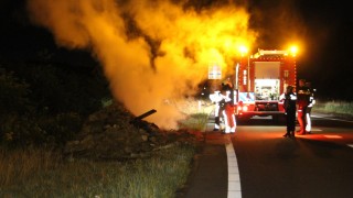 Brandweer blust afvalbrand langs de A1 bij Holten