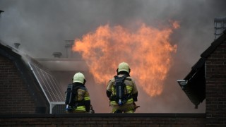Woningen en slagerij verwoest door grote uitslaande brand in Vroomshoop