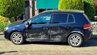 Vier auto's lopen schade op bij aanrijding in Enschede, veroorzaker rijdt door