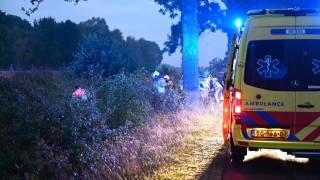 Auto raakt van de weg in Vriezenveen, vrouw gewond