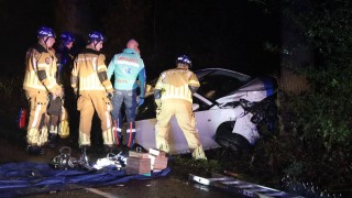 Brandweer bevrijdt automobilist na eenzijdig ongeval in De Lutte