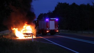 Auto volledig in brand op de N332 bij Holten