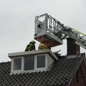 Aan de Hoge Boekelerweg in Enschede waaide het dak van een dakkapel